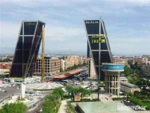 Seis activistas de Greenpeace suben a las torres KIO de Madrid en una acción contra el TTIP