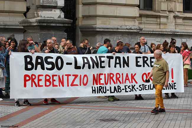 Concentración de sindicatos ante la Diputación de Bizkaia para exigir la seguridad laboral de las y los trabajadores que realizan labores de explotación forestal